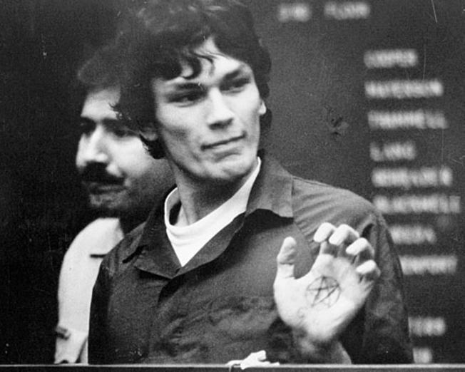 Richard Ramirez trưng ký hiệu sao 5 cánh xăm trong lòng bàn tay tại phòng xử án. (Ảnh qua Nbclosangeles)