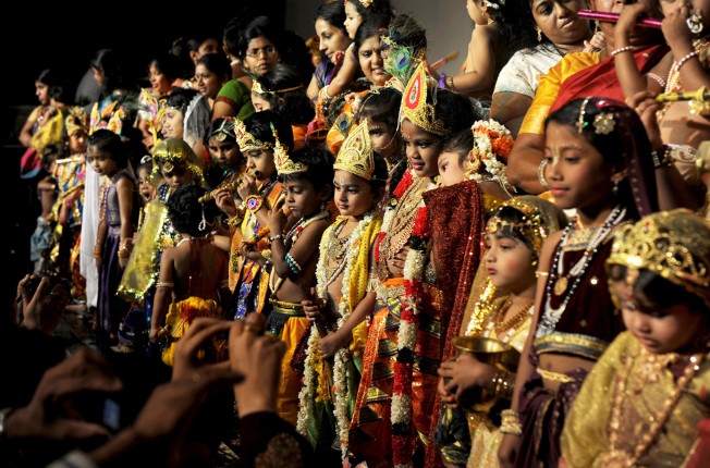 Trẻ em Ấn Độ trong trang phục thần Krishna và người vợ Radha