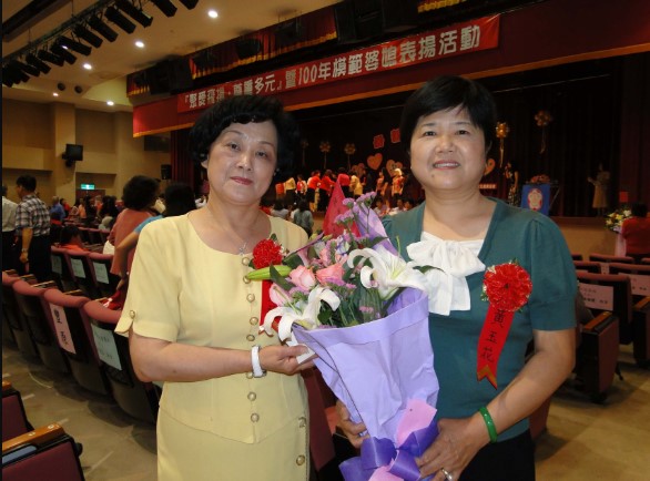 Hoàng Ngọc Hoa (phải) và một người bạn tại buổi lễ trao giải thường Nàng dâu Gương mẫu