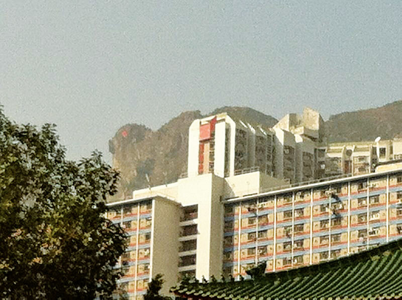 Kỳ lạ: Núi Sư Tử ở Hồng Kông đột nhiên.. đỏ mắt