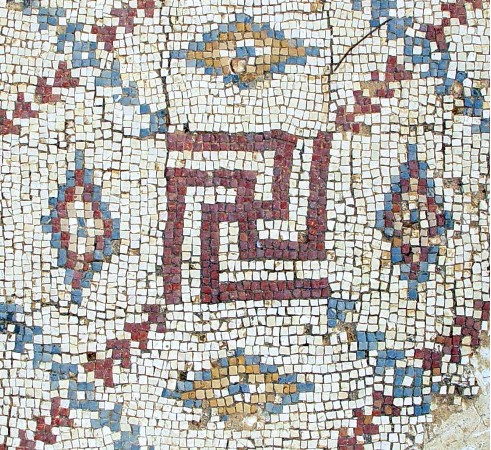 Biểu tượng chữ Vạn trên khảm đá trong một nhà thờ của đế chế Byzantine  - H1