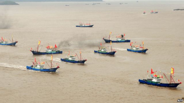 Đoàn tàu đánh cá của Trung Quốc tỏa ra khắp Biển Đông. Trong nhiều năm qua, việc đánh bắt quá độ ở Biển Đông đã làm cho nguồn cá trong khu vực bị tổn hại nghiêm trọng.