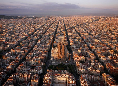 Khung cảnh xung quanh khu vực nhà thờ Sagrada Familia. Nơi đây được xem là một trong những điểm du lịch hấp dẫn của Barcelona và là biểu tượng điển hình của Tây Ban Nha.