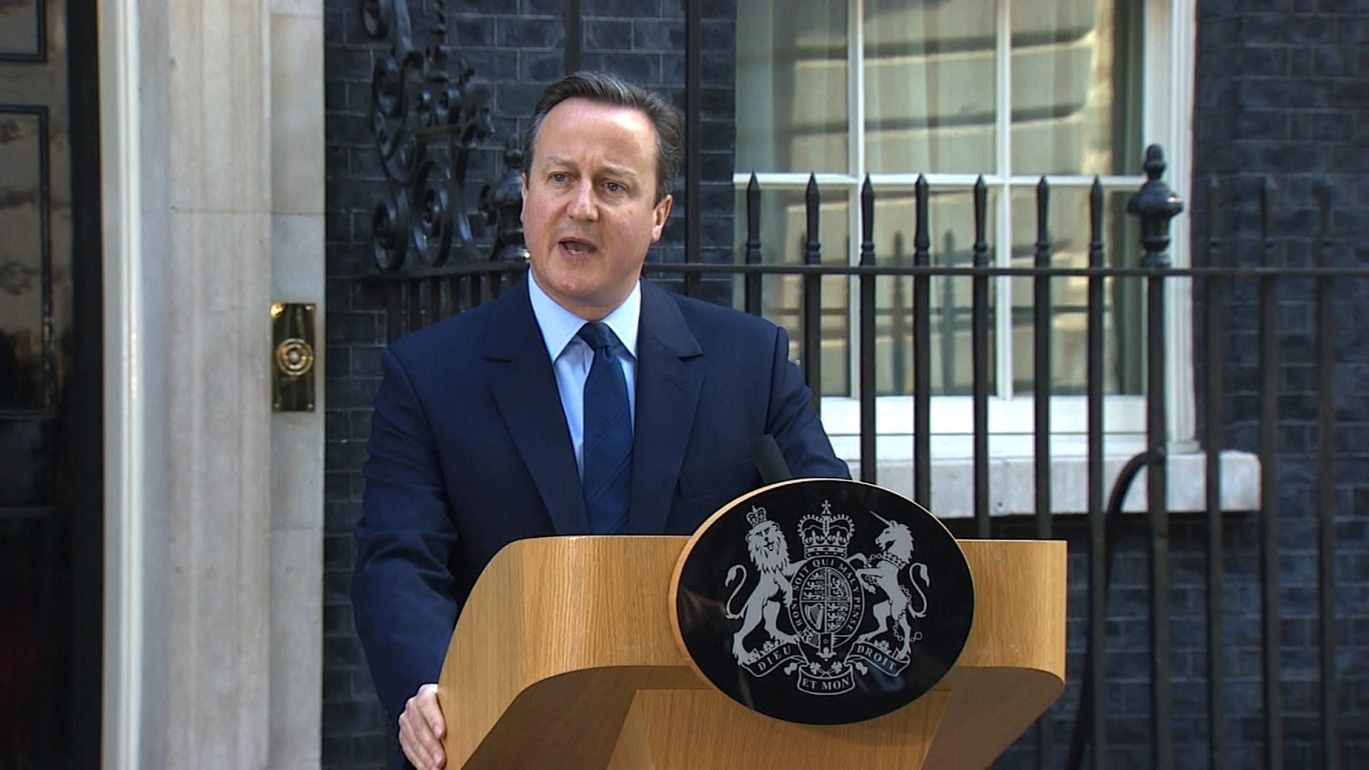 David Cameron resigns