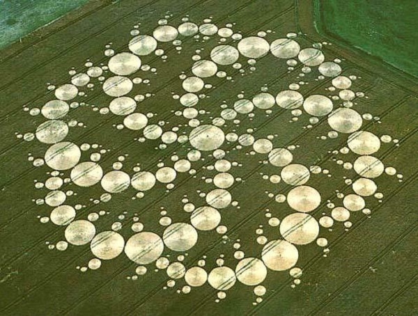 Vòng tròn 6 mặt với 409 vòng tròn nhỏ xuất hiện tại Milk Hill, Vương quốc Anh.