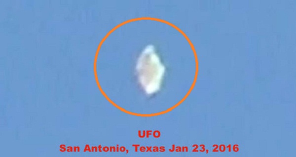 UFO trông như đám mây trên bầu trời Texas.