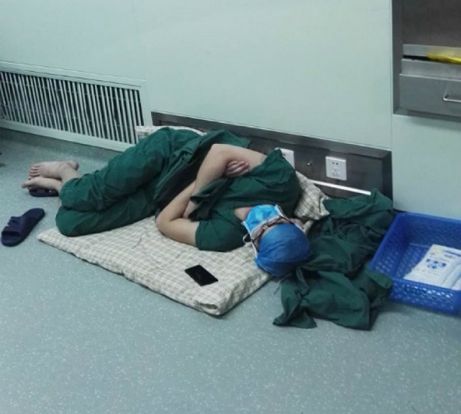 Cảm động nữ bác sĩ ngủ gục trên sàn sau 28 giờ phẫu thuật liên tục - H2
