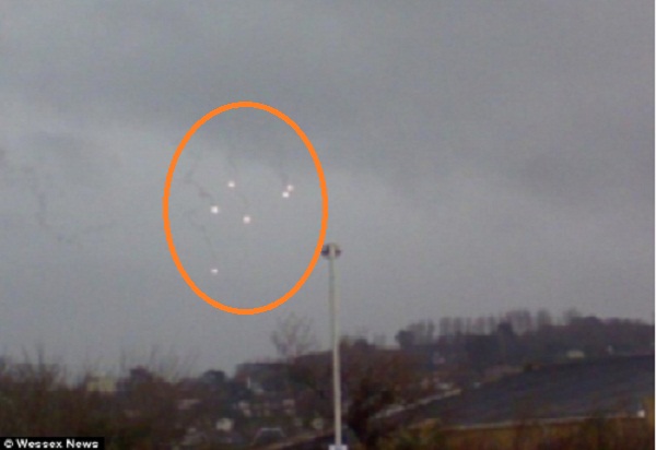 UFO bí ẩn xuất hiện trên bầu trời Anh.