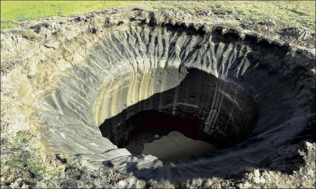 Một chiếc hố khổng lồ xuất hiện tại Yamal, Siberia.
