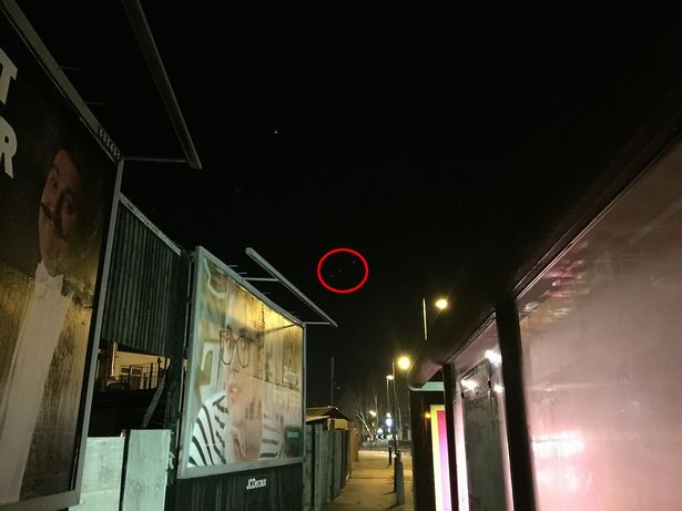 Các đốm sáng bị nghi là UFO xuất hiện ở London, Anh.