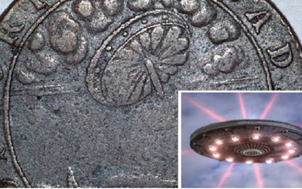 Đồng xu cổ có chạm khắc hình ảnh giống đĩa bay của người ngoài hành tinh.