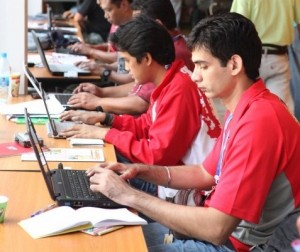 Tác nghiệp tại SEA Games 25 ở Lào. Ảnh: TTXVN