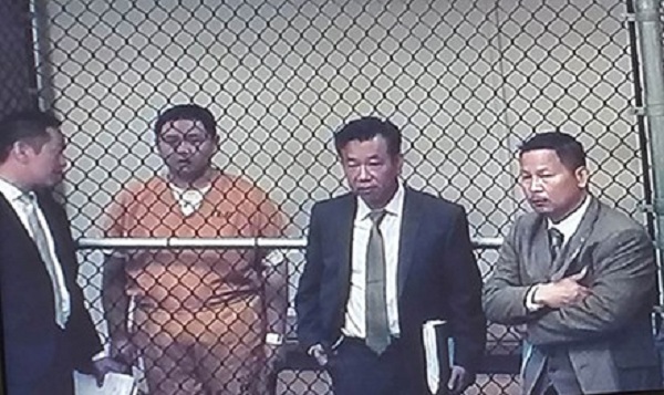 Diễn viên Minh Béo (áo cam) tại buổi luận tội. Từ trái qua: thông dịch viên của Minh Béo, luật sư Đỗ Phủ và luật sư Anh Tuấn do gia đình diễn viên thuê. (Ảnh: Ngọc Lan chụp qua màn hình)