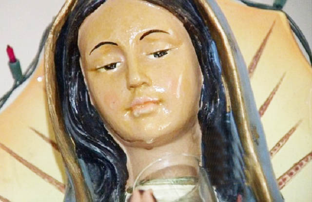 Bức tượng mẹ đồng trinh Maria rơi lệ gây tò mò cho nhiều người.