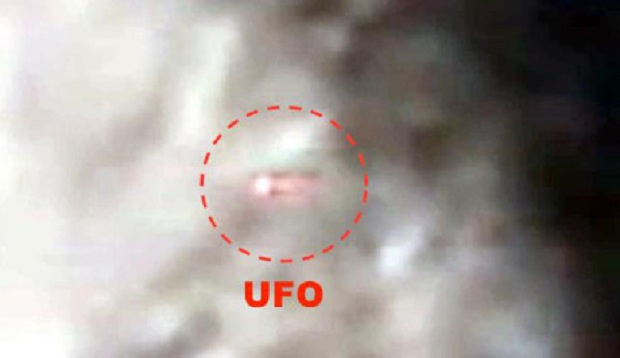 Vật thể bay hình thuốc con nhộng nghi UFO.