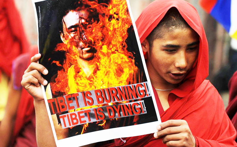 Hơn 140 người biểu tình Tây Tạng tự thiêu để phản đối chính quyền Trung Quốc đàn áp, đa số đã chết, từ năm 2009. (Ảnh: AFP)