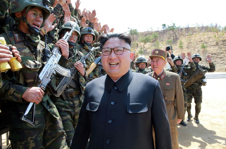 Tiền chi tiêu của chính quyền Triều Tiên chủ yếu cho vũ khí mũi nhọn, xây dựng đài kỷ niệm cho gia tộc họ Kim và hối lộ giới tinh anh ở Bình Nhưỡng. (Ảnh: Capitalfm)