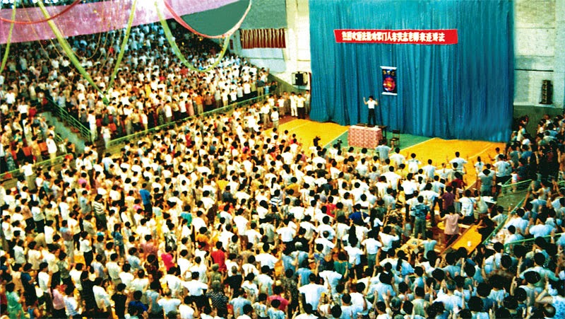 Tháng 7/1994, đại sư Lý Hồng Chí ở lớp học Pháp Luân Công thứ hai tại Đại Liên, Trung Quốc. (Ảnh: Minh Huệ)