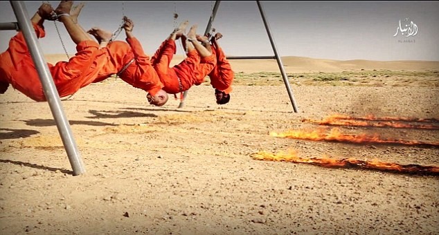 Ngọn lửa lan nhanh tới cơ thể 4 người Iraq bị buộc tội gián điệp và thiêu chết họ. Ảnh: Daily Mail