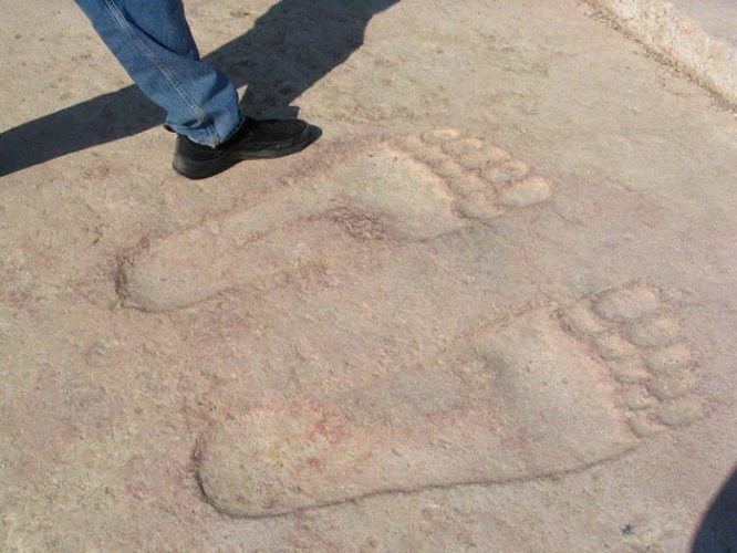 Cặp dấu chân khổng lồ tại đền Ain Dara. (Ảnh: Internet)2