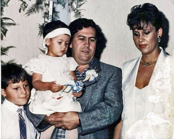 Pablo Escobar chụp cùng gia đình: Vợ Maria Victoria, con trai Juan và con gái Manuela.