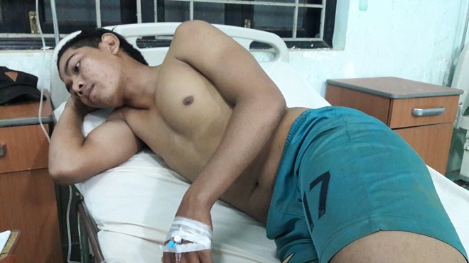 Điểu Ca (22 tuổi), bảo vệ công ty Long Sơn, bị bắn vào lưng, đang điều trị tại Bệnh viện Đa khoa Đắk Nông. Ảnh: Tây Nguyên. 