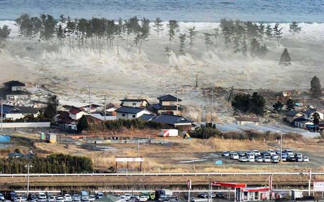 Những ngọn sóng lớn nuốt chửng nhà cửa ở thành phố Natori, tỉnh Miyagi, Nhật Bản năm 2011