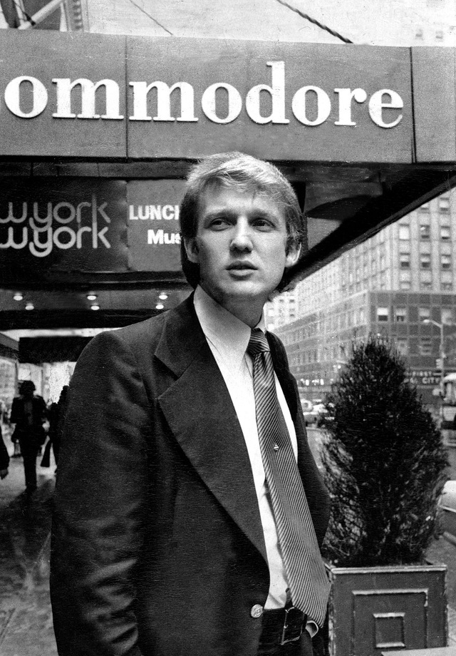 Năm 1976: Trump tuyên bố xây dựng một khách sạn trị giá 100 triệu USD. Trump Organization chuyển đổi khách sạn The Commodore thành Grand Hyatt New York và khai trương khách sạn vào năm 1980. (Ảnh: Getty)