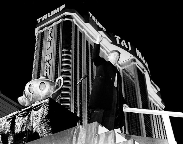 Năm 1990: Trump trong ngày khai trương resort casino Trump Taj Mahal tại Atlantic City, New Jersey. Vào thời điểm đó, đây là sòng bạc đắt đỏ nhất trên thế giới với chi phí xây dựng lên đến 1,1 tỷ USD. (Ảnh: Charles Rex Arbogast/AP)