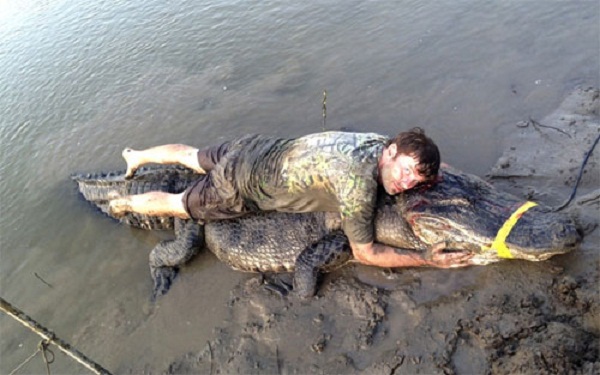 Dustin Bockman nằm trên con cá sấu nặng 330 kg và dài 3,96 m mà anh và những người bạn bắt được trên sông Mississippi ở Vicksburg, Mỹ. Đây là con cá sấu lớn nhất bắt được trên sông Mississippi từ trước tới nay.