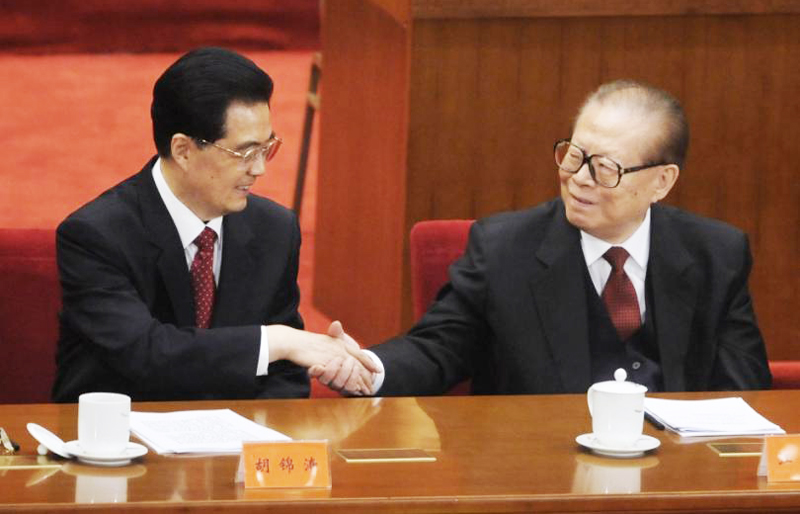 2 cựu Chủ tịch Trung Quốc Hồ Cẩm Đào (trái) và Giang Trạch Dân. (Ảnh: International Business Times)