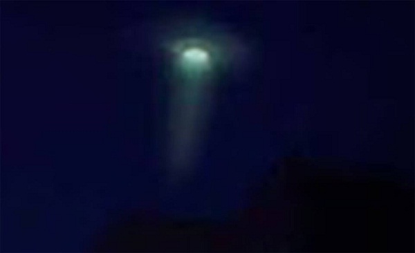 UFO màu xanh lá giống như một cảnh cổng hay một lỗ giun trên bầu trời