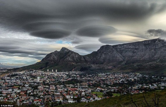 Những đám mây hình UFO xuất hiện trên bầu trời Cape Town