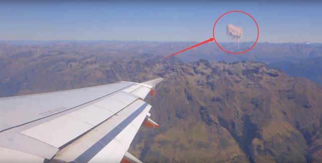 Hình ảnh đám mây kỳ lạ được một hành khách trên máy bay chụp lại.