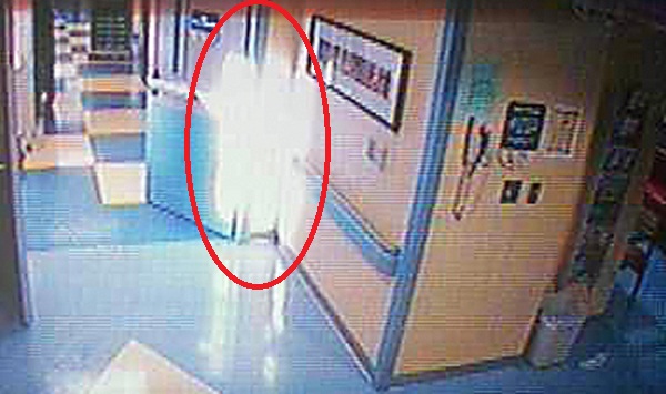 Hình ảnh luồng sáng giống như một thiên thần xuất hiện trên camera bệnh viện.