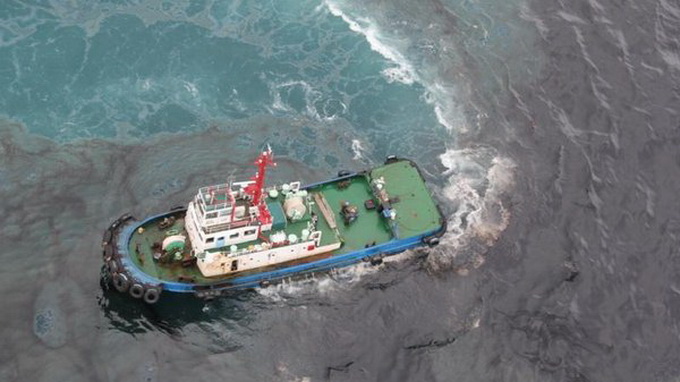 Tràn dầu ra biển là mối nguy hại khủng khiếp với môi trường.