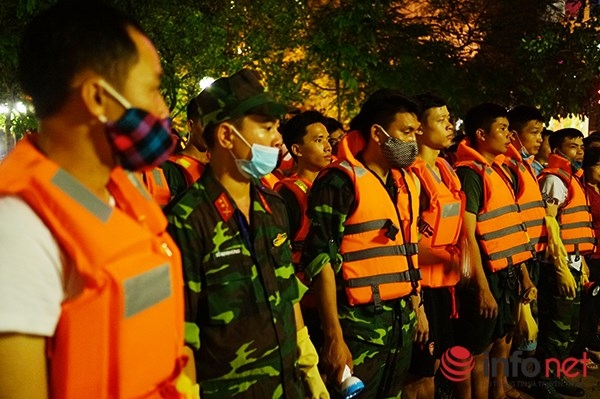 Sau sự cố cá chết hàng loạt ở Hồ Tây (Hà Nội), UBND Thành phố Hà Nội đã lập tức huy động nhiều người làm việc thâu đêm suốt sáng để khắc phục sự cố. 