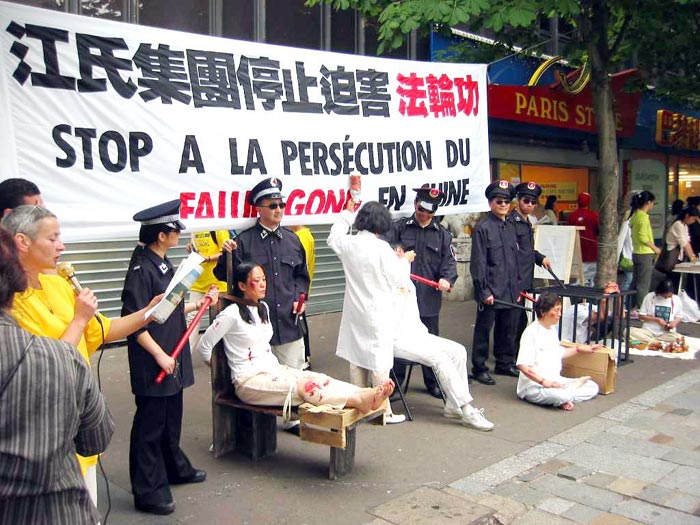 Người tập Pháp Luân Công nâng cao nhận thức của người dân địa phương và khách du lịch về hành động mổ cướp nội tạng và tội ác nhân quyền tại Trung Quốc. (Ảnh: Minghui)
