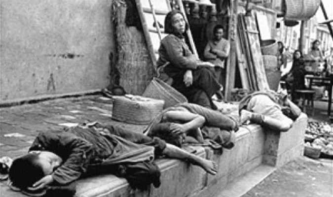 Đại nhảy vọt (1959 – 1961) là thời kỳ kinh hoàng trong lịch sử Trung Quốc. Đất nước này đã trải qua nạn đói khủng khiếp, thảm cảnh trùng điệp, len lỏi vào từng gia đình, thôn xóm, đói đến mức phải ăn cả thịt người thân của mình. 