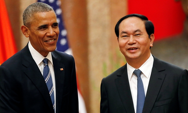 U.S. President Barack Obama shakes hands with Vietnam's President Tran Dai Quang during an arrival ceremony at the presidential palace in Hanoi, Vietnam