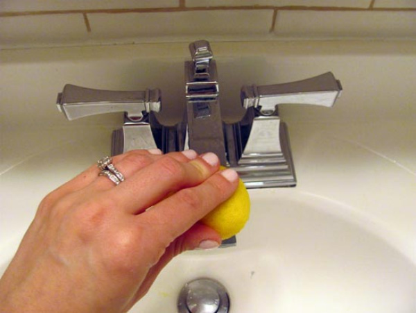 Vỏ chanh có tác dụng xử lý, khử mùi cống chìm dưới bồn rửa nhà bạn.
