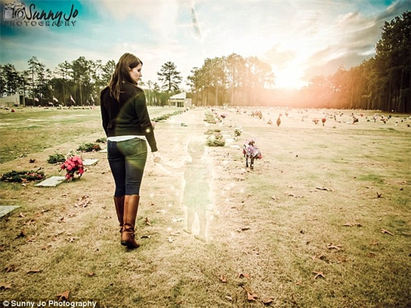 Hình ảnh Ditty nắm tay con gái đi trong nghĩa trang khiến không ít người phải xúc động. 