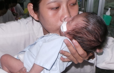 Chị Cà Nâu cùng con nhở vừa mới sinh trong bệnh viện