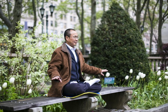 Cựu quan chức Trung Quốc Vương Hữu Quần đang thiền tại công viên Bryant Park ở New York vào ngày 6 tháng 5 năm 2016.
