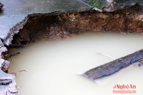 Miệng Giếng tiếp tục lở ra xung quanh.