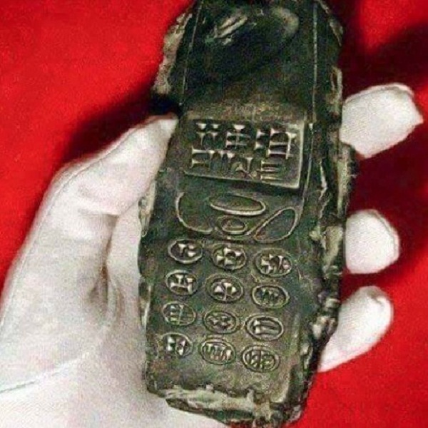 Nhìn điện thoại cổ đại không khác gì chiếc điện thoại di động hiện giờ. Rõ ràng có thể nhận thấy 9 phím bấm ở phần dưới của tạo vật, nhìn giống hệt phím bấm trên điện thoại di động hiện đại. (Public Domain)