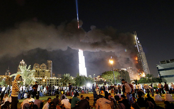 Khách sạn 63 tầng tại Dubai bốc cháy trong đêm giao thừa