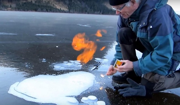 Hồ băng bốc cháy gây tò mò cho nhiều người.