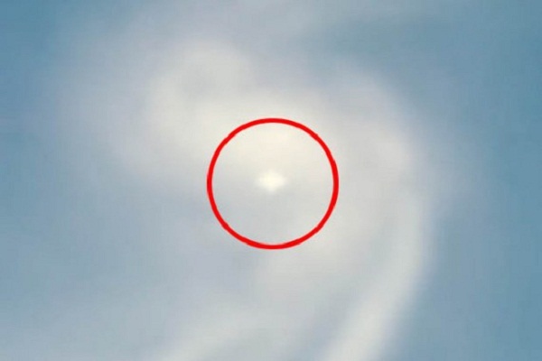 Hình ảnh phóng đại của UFO phía trên khu vực máy gia tốc hạt lớn.