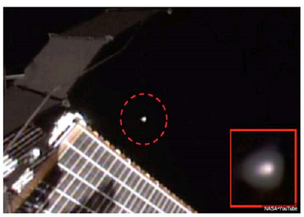 UFO phát sáng gần Trạm Không gian quốc tế (ISS) tháng 11/2015.